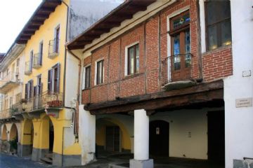 Edificio al civico 11 (foto Alessandro Vecchi - 2016)